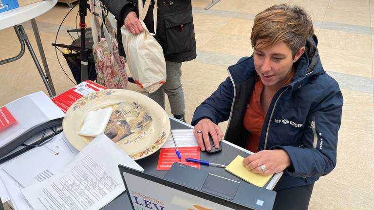 Elke Minnebach bekijkt of een inwoner van Helmond iets uit de pot krijgt (Foto: Alice van der Plas)