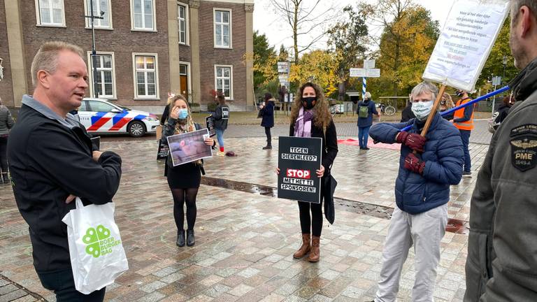 Varkenshouder Wilbert van Lanen (links) uit Bakel in gesprek met de demonstranten.