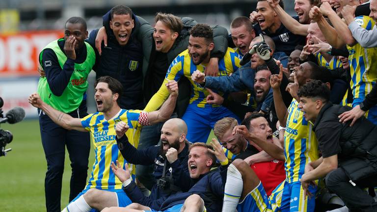 Ontlading bij de RKC-spelers na de overwinning op FC Twente (Foto: ANP)