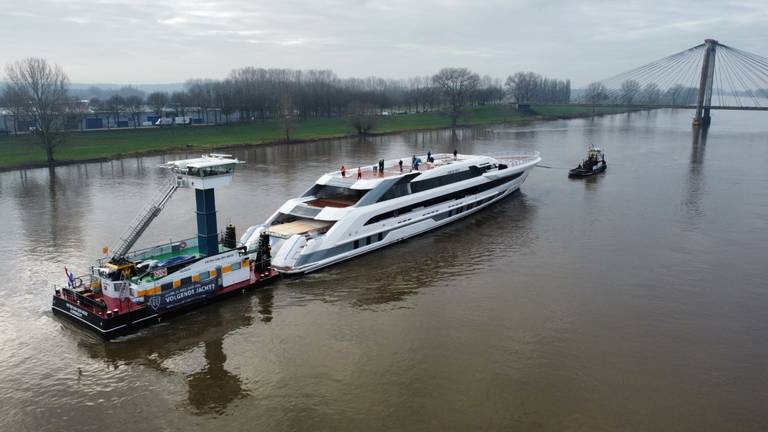 De Galactica voor de brug.