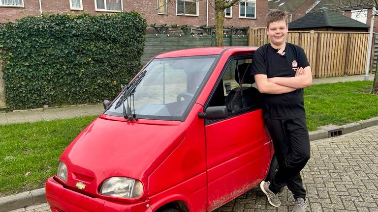 Jesse bij zijn eigen autootje (foto: Erik Peeters).