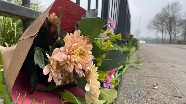 Bloemen op de plaats van het ongeluk in Zeeland (foto: Raymond Merkx).