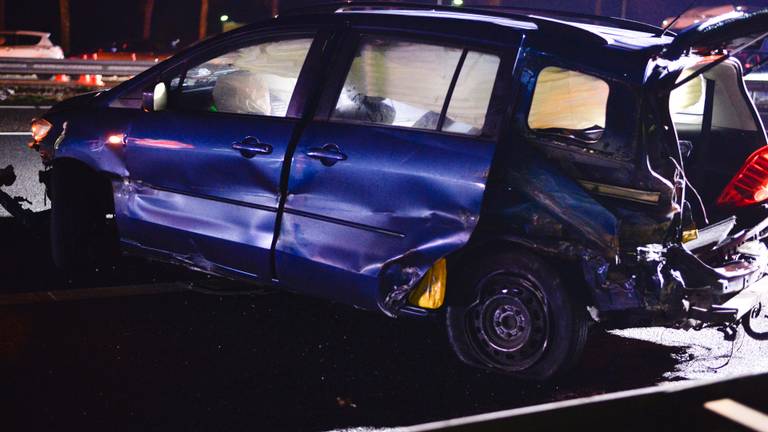De auto waarin het slachtoffer zat, slipte en eindigde tegen de vangrail (foto: Perry Roovers/SQ Vision).