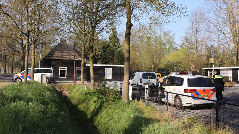 De politie bij de Rijksweg in Helvoirt (foto: Bart Meesters).