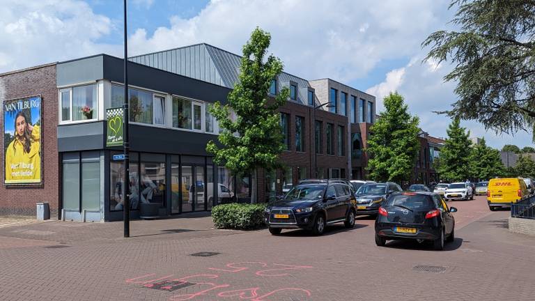 Het is druk bij Laar en Weijen met auto's (foto: Ferenc Triki).