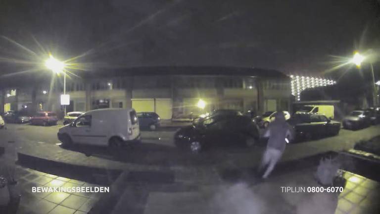 De dader die wegrent na het plaatsen van de vuurwerkbom