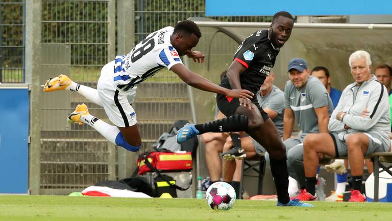 Jordan Teze (rechts) in actie voor PSV (foto: ANP).