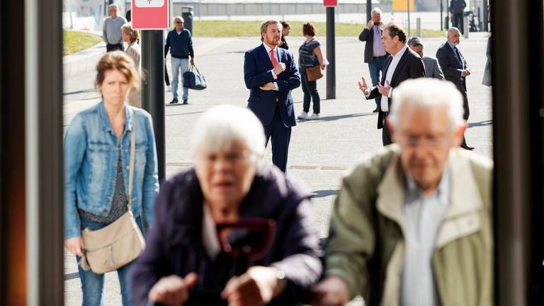 Jeroen Bosch Ziekenhuis-directeur Piet-Hein Buiting leidt Koning Willem-Alexander rond (foto: ANP).