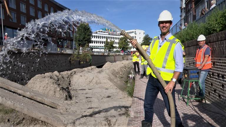 Wethouder Quaars laat water terug in de Nieuwe Mark stromen (foto: Raoul Cartens).