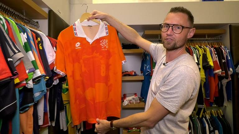 Uit de hand gelopen hobby: Melvin verkoopt 5000 voetbalshirts in Roosendaal