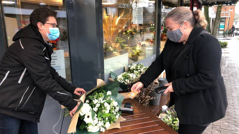 Drukte bij de bloemenzaak op de dag voor Kerstmis (foto: Tonnie Vossen).