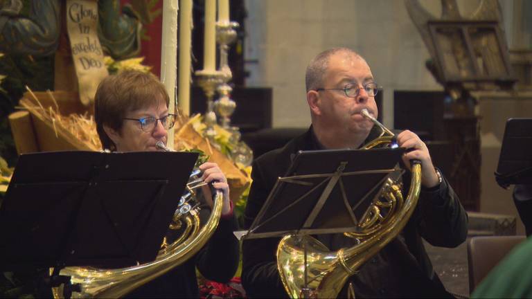 Muziek bij de Kerststal in Den Bosch (Foto: Omroep Brabant).