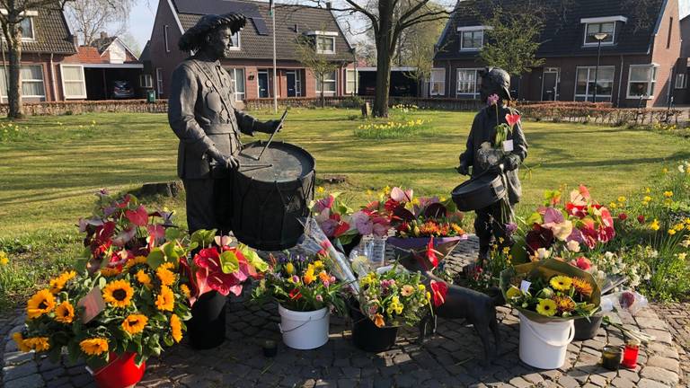 Veel bloemen na het overlijden van Guus, nu is broer Bram uit het ziekenhuis.