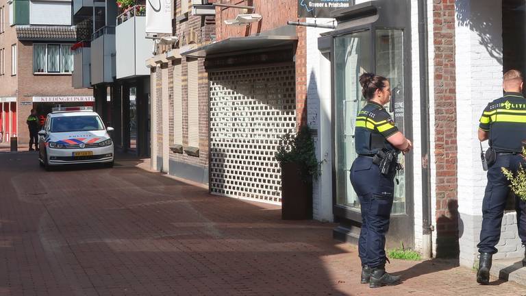 De politie doet onderzoek bij de Houtstraat in Oss (foto: Gabor Heeres/SQ Vision).