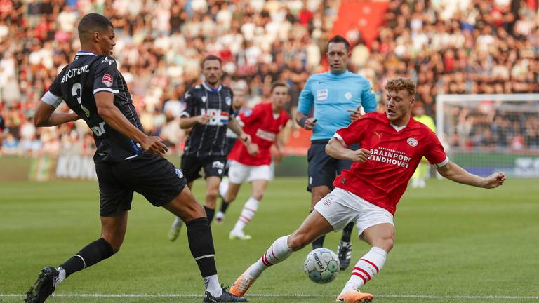 PSV-speler Yorbe Vertessen met FC Eindhoven-speler Mawouna Amevor (Foto: ANP)