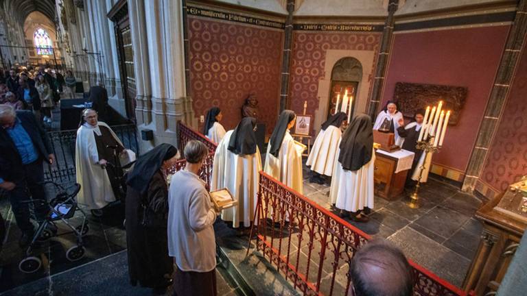Overdracht relikwieën van de 'heilige non' in de Sint Jan (foto: Wim Koopman)  