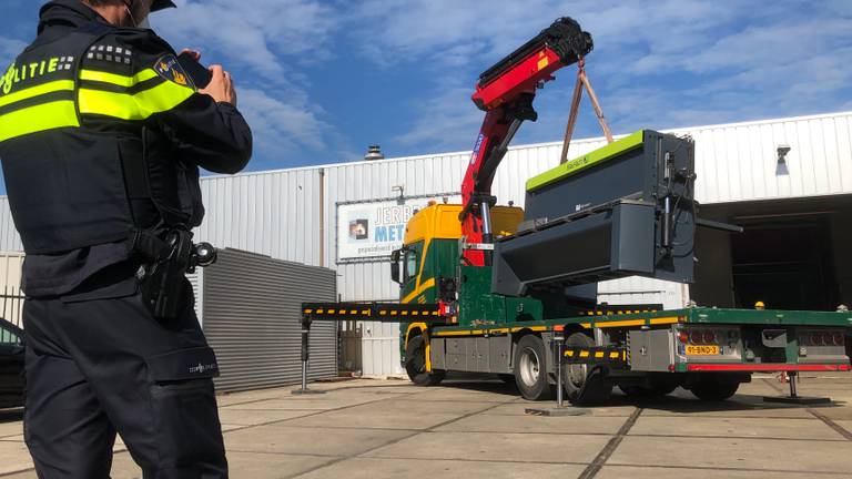 De metaalsnijmachine wordt na de inval weggetakeld (Foto: Willem-Jan Joachems) 