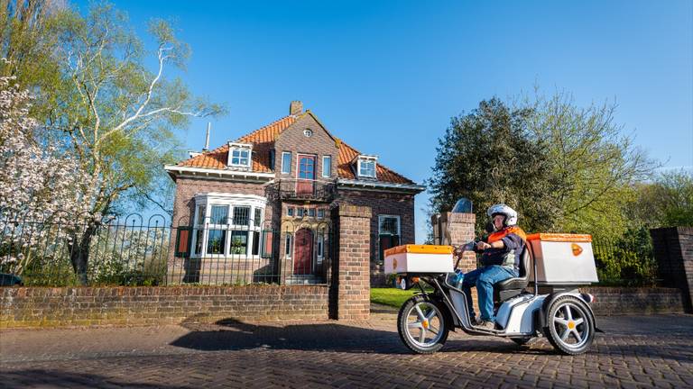 Postbode Rob van Mierlo legt dagelijks 60 kilometer af op de nieuwe futuristische 3W-scooter