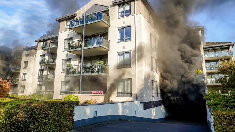 De brand woedt onder een appartementencomplex (foto: Marcel van Dorst/SQ Vision).