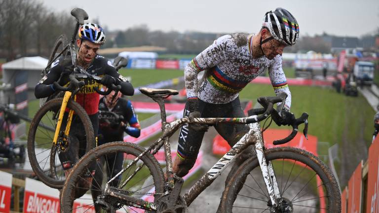 Van Aert en Van der Poel bij de wedstrijd in Dendermonde. Foto: ANP