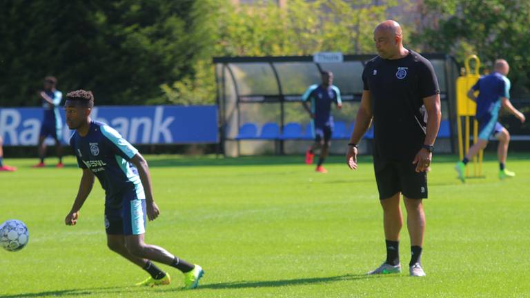 Chima Onyeike kijkt toe tijdens de training van Willem II.