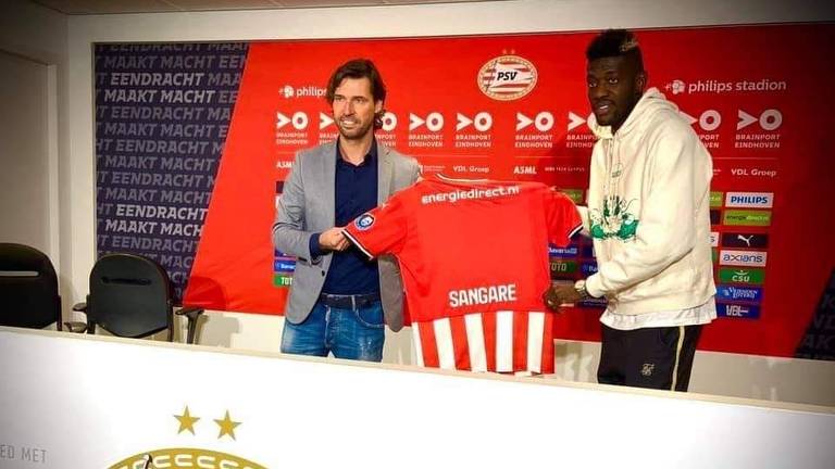 Ibrahim Sangaré poseert met technisch manager John de Jong van PSV (foto: Lesviolets.com).