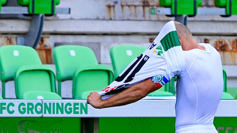 Robben verliet na een half uur tegen PSV geblesseerd het veld (foto: ANP / Olaf Kraak).