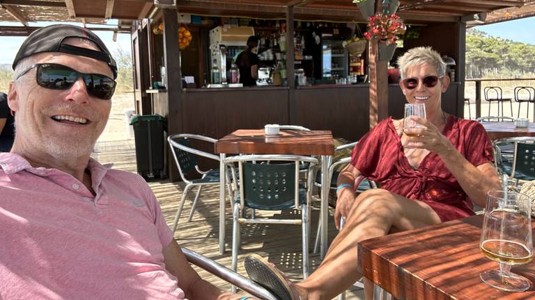 Mieke geniet met haar partner in favoriete strandtent La Morruda in l'Estartit (foto: Mieke Spijkerman).
