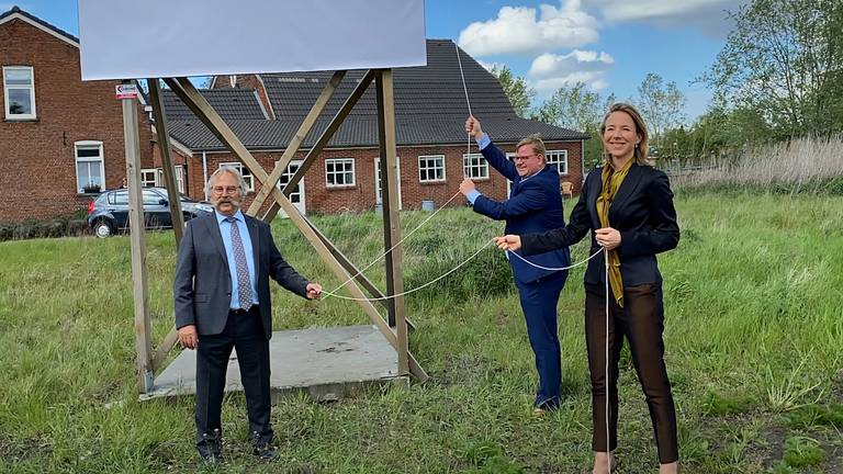 Wethouders Lok (Roosendaal) en Van der Velden (Bergen op Zoom) mochten samen met de staatssecretaris het bord onthullen. (Foto: Rijksoverheid)