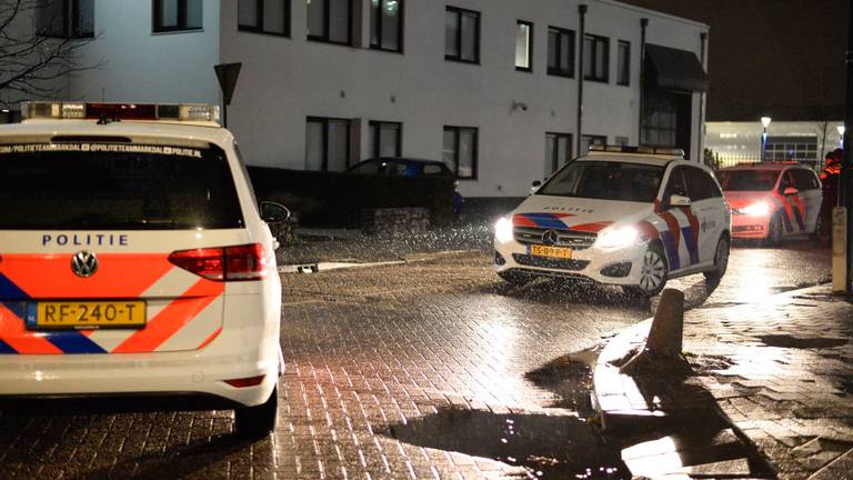 Agenten vonden naast een explosief ook hulzen aan de Kleine Krogt in Breda (foto: Perry Roovers/SQ Vision).