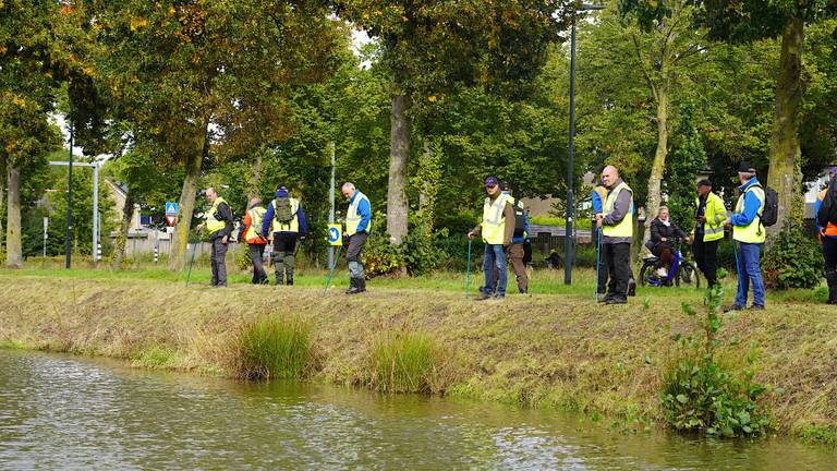 Leden van het zoekteam speuren de omgeving in Oosterhout af op zoek naar de vermiste man. (Foto: Jeroen Stuven/SQ Vision)