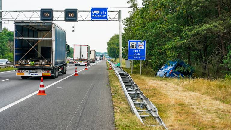 De bestelbus eindigde in een sloot (foto: Dave Hendriks/SQ Vision).