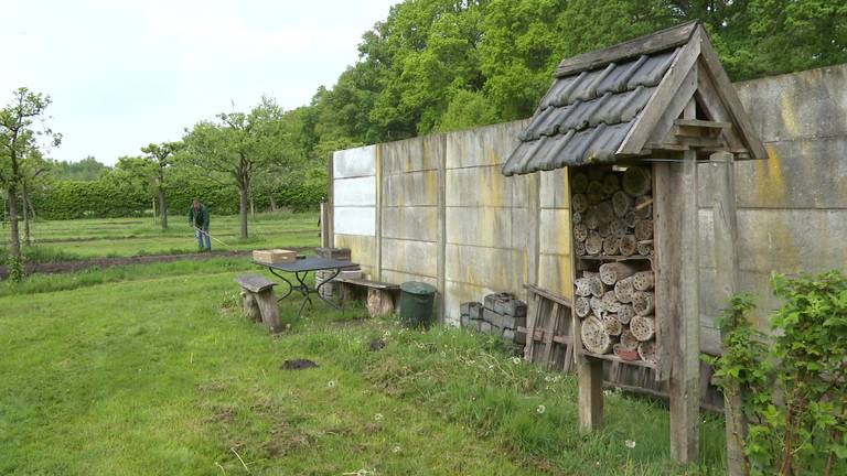 Een insectenhotel in moestuin Het Engels Hof bij Achtmaal. (foto: Raoul Cartens)