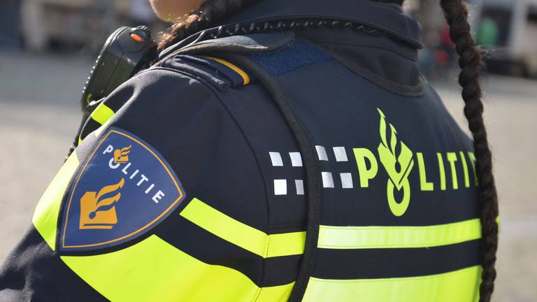 Man die de bak in moet, springt de singel in om aan politie te ontsnappen