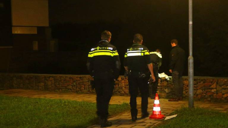 De politie op zoek naar sporen (foto: Bart Meesters/SQ Vision Mediaprodukties).