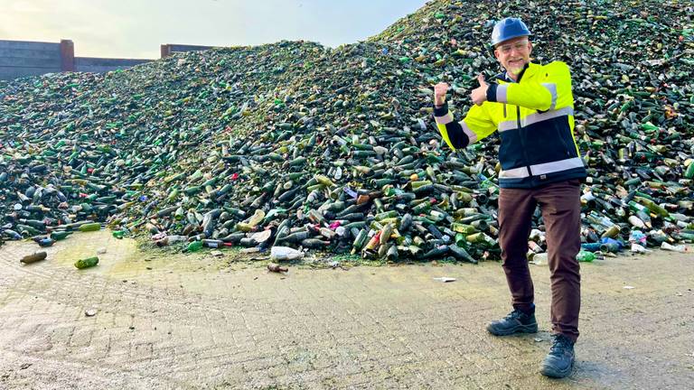 Danny Timmers voor een deel van de oogst aan lege flessen. (foto: Raoul Cartens)