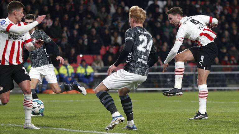 Luuk de Jong scoort tijdens de achtste finale van de KNVB Beker tegen FC Emmen (foto: ANP)