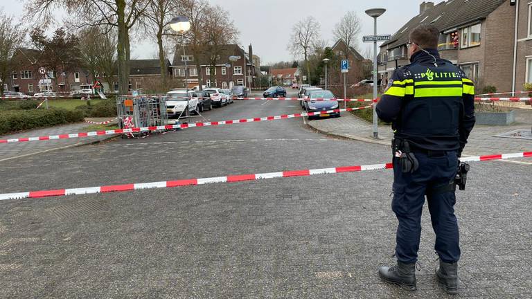 De politie in de straat, op de ochtend na de schietpartij (foto: Eva de Schipper).