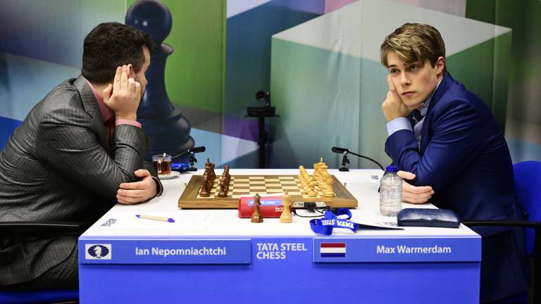 Max Warmerdam tegen Ian Nepomniachtchi tijdens de eerste speelronde (foto: ANP, Olaf Kraak).