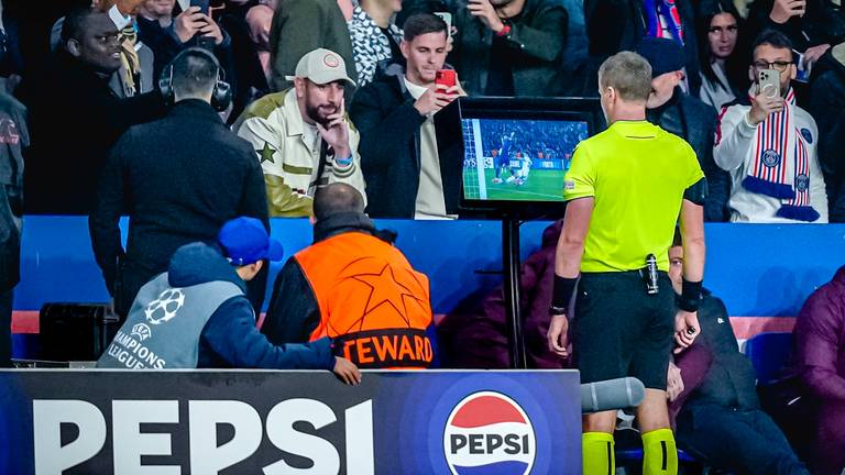 De scheidsrechter besloot na het zien van de beelden toch geen penalty te geven (foto: Marcel van Dorst).