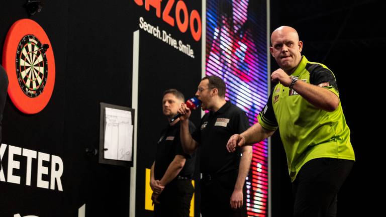 Michael van Gerwen balt de vuist na een gewonnen leg (foto: Steven Paston/PDC).