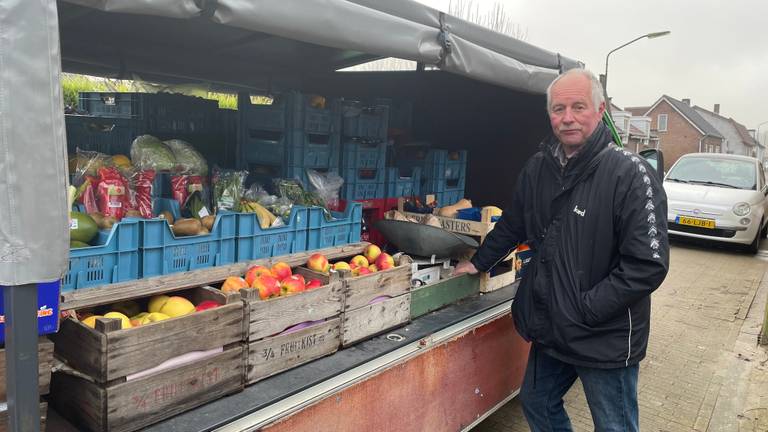 Jan van der Pluijm bij zijn groente en fruitwagen. (Foto: René van Hoof)