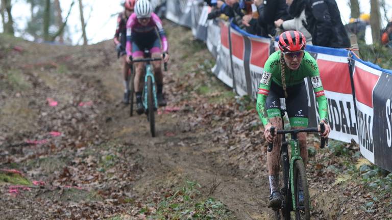 Jamie de Beer (in het groen) tijdens de cross in Herentals. (Foto: Orange Pictures, Dick Soepenberg)