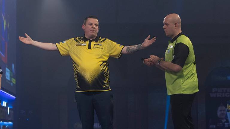 Verbazing bij Michael van Gerwen na zijn uitschakeling (foto: Lawrence Lustig/PDC).