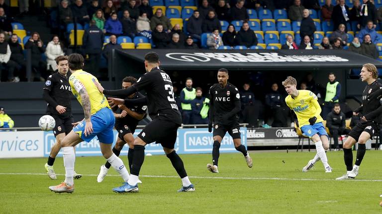 Tim van der Loo schiet de 2-0 binnen (foto: ANP).