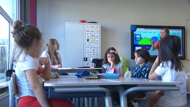 Tijdens de zomervakantie zitten deze kinderen gewoon in de klas. (foto: Eva de Schipper)