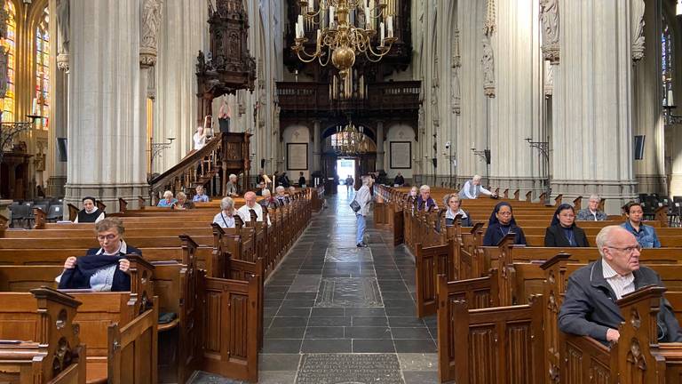 De bezoekers van de mis op gepaste afstand (foto: Omroep Brabant).