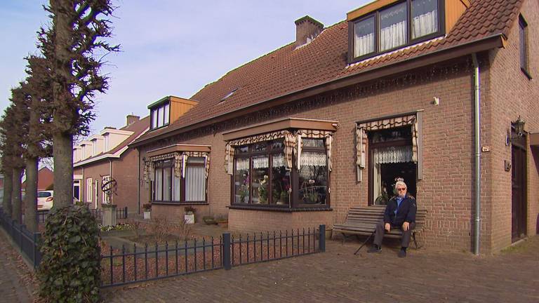 Frans Hendriks voor zijn huis aan de Heiberg (foto: Omroep Brabant)