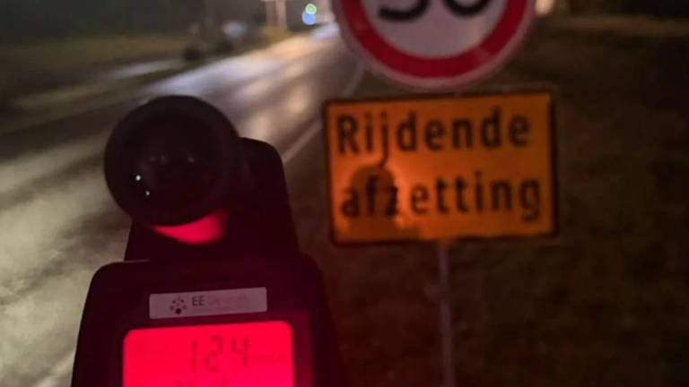 Fors te hard gereden (foto: politie jeugdagenten Bergen op Zoom).