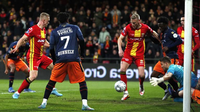 Een scrimmage pakt verkeerd uit voor het doel van Willem II (foto: ANP).